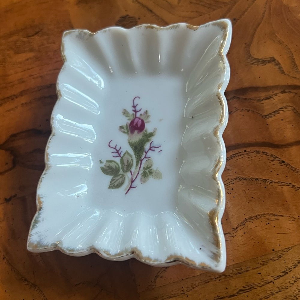 Floral gold brushed Scalloped Edge Small Japanese Dish